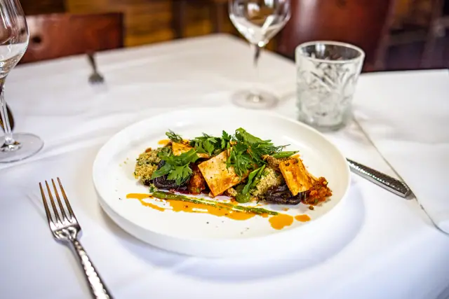 Teller mit Tofu, Quinoa und Gemüse